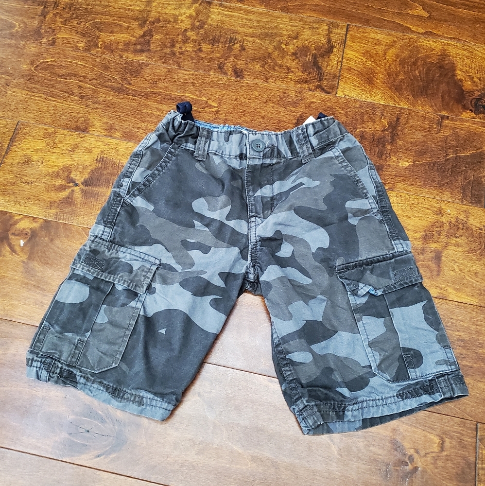 Boy's Levi's gray camo shorts